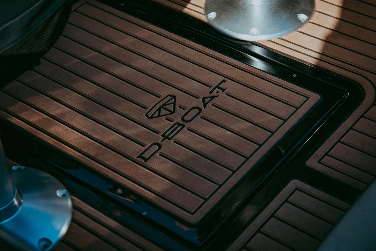 Comprar un yate a motor: guía para elegir tu DBoat en España o Estados Unidos